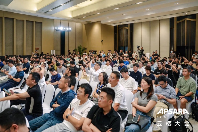 论坛现场,六位嘉宾依次上台