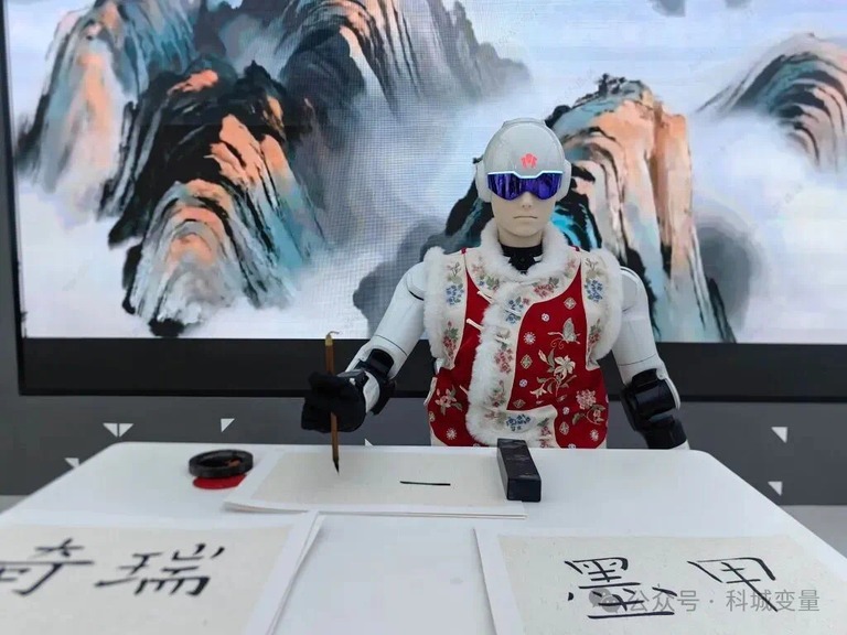 墨甲的墨茵人形机器人在展厅书写毛笔字