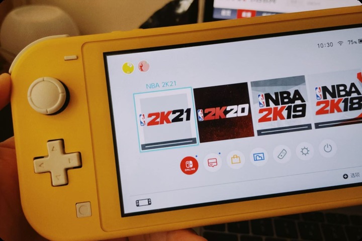 一张《NBA 2K21》的画面截图。